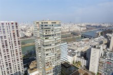 Location meublée mensuelle d'un studio confortable pour 2 dans un immeuble moderne avec piscine à Bir Hakeim, Paris 15ème