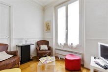 A louer en courte durée pour 4 bel appartement de 3 pièces avec deux chambres à Gambetta Paris 20ème