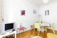 Location meublée à la semaine d'un appartement de 3 pièces avec deux chambres pour 4 personnes à Gambetta Paris 20ème