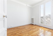 Appartement de standing de 3 pièces refait à neuf à louer vide à l'année entre Cambronne et Commerce Paris 15ème