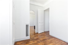 Location vide d'un appartement refait à neuf sur 3 pièces avec 2 chambres et vue dégagée depuis le balcon entre Cambronne et Commerce Paris 15ème