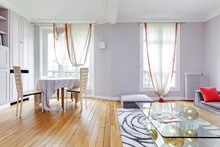 Location en courte durée au mois d'un appartement de 2 pièces refait à neuf avenue Gambetta à Pelleport Paris 20ème
