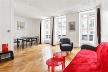 Location meublée temporaire d'un appartement de 2 pièces à la décoration design rue de Penthièvre à Miromesnil Paris 8ème