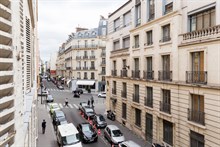 Location temporaire d'un appartement de 2 pièces meublé et design rue de Penthièvre à Miromesnil Paris 8ème