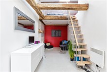 Location meublée de courte durée d'un appartement confortable d'une pièce avec mezzanine rue du Temple dans le Marais Paris 3ème