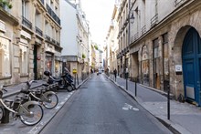 Location meublée mensuelle d'un studio refait à neuf en mezzanine pour 3 rue du Temple dans le Marais Paris 3ème