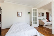 Location meublée temporaire d'un F3 confortable avec 2 chambres pour 4 personnes et balcon filant à Montparnasse Paris 15ème