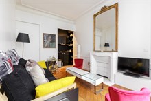 Appartamento di 2 stanze su 30 m2 per 1 o 2 persone situato al 1° piano di un edificio con ascensore in zona Solferino, 7° distretto di Parigi.