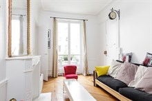 Appartamento di 2 stanze su 30 m2 per 1 o 2 persone situato al 1° piano di un edificio con ascensore in zona Solferino, 7° distretto di Parigi.