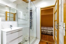 Ideale per un soggiorno da 2 a 6 ospiti grazie a due divani letto matrimoniali e due pratici bagni con doccia relax