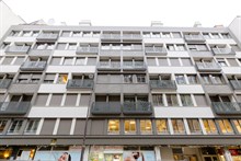 Appartamento all'8 piano di un edificio con ascensore in rue Ponthieu. Superficie di 35 m2 ed ideale per 2 o 4 persone, situato nel Traingolo d'Oro, 8 distretto di Parigi.