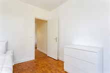 Ampio appartamento di 42 m2 con 3 stanze per 2 o 4 persone, con balcone esterno e parcheggio privato nel 15° distretto di Parigi.