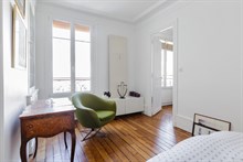 Appartamento di 2 stanze per 2 persone dalla superficie di 63 m2, in rue Truffaut, al 4° piano con ascensore, 17° distretto di Parigi.