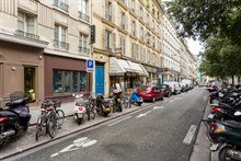 Al 3° piano con ascensore di un edificio borghese nella celebre rue du Temple, di fronte al BHV