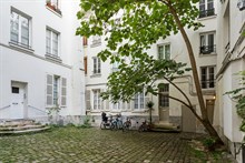 Al 2° piano senza ascensore di un prestigioso edificio in via Saint Jacques, nel 5° distretto di Parigi