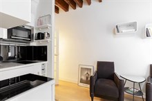 L'appartamento offre una luminosa terrazza esterna, una cucina accessoriata aperta sul salone, una camera da letto matrimoniale con tv, un bagno con comoda cabina doccia ed internet wifi.