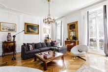 Lussuoso appartamento di 2 stanze per 4 persone, su Viale Haussmann, nel 8° distretto di Parigi