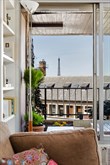 Al 7° piano di un moderno edificio con ascensore e terrazza esterna con vista sulla Torre Eiffel.