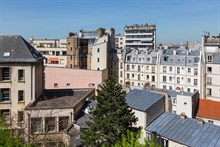 Al 7° piano di un moderno edificio con ascensore e terrazza esterna con vista sulla Torre Eiffel.