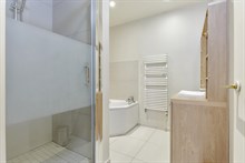 Appartamento di 3 stanze recentemente rinnovato su 90 m2 con due camere matrimoniali nel quartiere Passy, 16° distretto di Parigi.