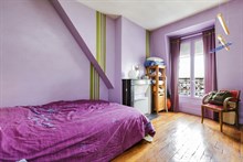 Dalla superficie di 34 m2, l'appartamento si trova al 6° piano di un edifico senza ascensore nel cuore del quartiere nell' 11° distretto di Parigi.