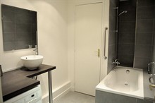 spacious rental on rue Grenata in the central 2nd district of Paris for 2-4 guests