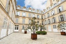 Couples getaway in luxury 1 bedroom apartment in Paris 8th arrondissement near Champs-Élysées and George-V in Triangle d’Or