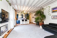 Weekly apartment rental w/ 2 spacious rooms and a balcony on rue de la Convention, Paris15th