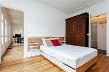 Last-minute vacation rental at Cambronne Paris 15th, sleeps 4 w/ two rooms