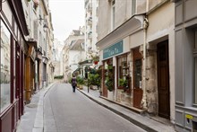 To rent for 4 monthly furnished apartment in the Latin quarter Paris