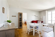Romantic getaway in 2-person apartment in Paris 15th with spacious bedroom, monthly stays near Champs de Mars