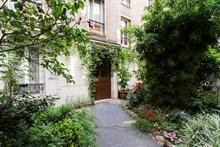 Furnished 1st-floor flat with 1 bedroom on rue Saint Charles for short-term rentals in Paris 15th