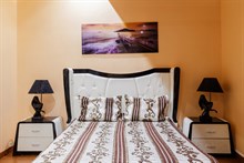 Location meublée mensuelle d'un F2 moderne pour 4 à 6 personnes avenue des Champs Elysées dans le Triangle d'Or Paris 8ème arrondissement