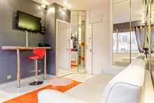 Location meublée agréable d'un F2 de standing pour 2 ou 4 rue de Ponthieu dans le Triangle d'Or Paris 8ème arrondissement