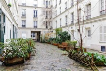 Location de courte durée d'un F2 confortable pour 2 personnes rue de Sèvres à Duroc Paris 6ème