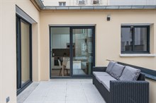 A louer en courte durée appartement de 3 pièces confortable et refait à neuf avec 2 chambres et grande terrasse à Charles Michels Paris 15ème
