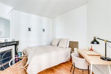 Chambre avec vue sur cheminée