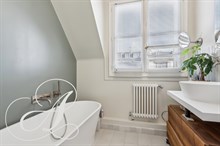 Location saisonnière d'un bien de standing avec 2 chambres terrasse et climatisation à Trocadéro Passy Paris 16ème