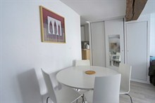 Spacieux studio meublé pour 4 à louer en courte dure rue Saint Jacques Paris 5e