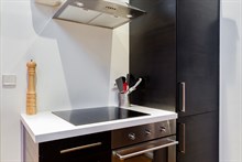 A louer en courte durée à la semaine F2 de standing à Alma Marceau dans le Triangle d'Or Paris 16ème