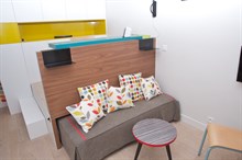 Location meublé d'un studio pour 2 refait à neuf dans un style design rue Sainte Anne en face du Louvre Paris 1er