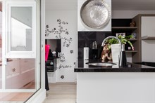 Monolocale di 27 m2 con balcone con vista panoramica, ideale per 1 o 2 persone e situato al 6° piano di un edificio con ascensore in rue Falguière, 15° distretto di Parigi.