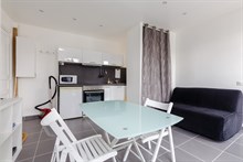 Appartamento di 26 m2 per 2 o 4 persone , con ampio balcone esterno e situato al 5° piano senza ascensore, nel 13° distretto di Parigi.