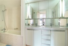 Appartamento di 100 m2 ideale per 2 o 4 persone e che si estende su 2 piani con 2 camere da letto matrimoniali, nel quartiere Pereire, 17° distretto di Parigi.